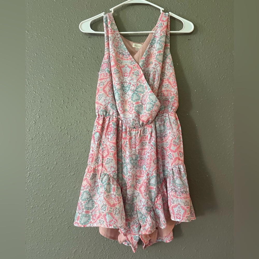 Decree Size M Woman’s Pink and White Floral Lined V Neck Romper NWOT